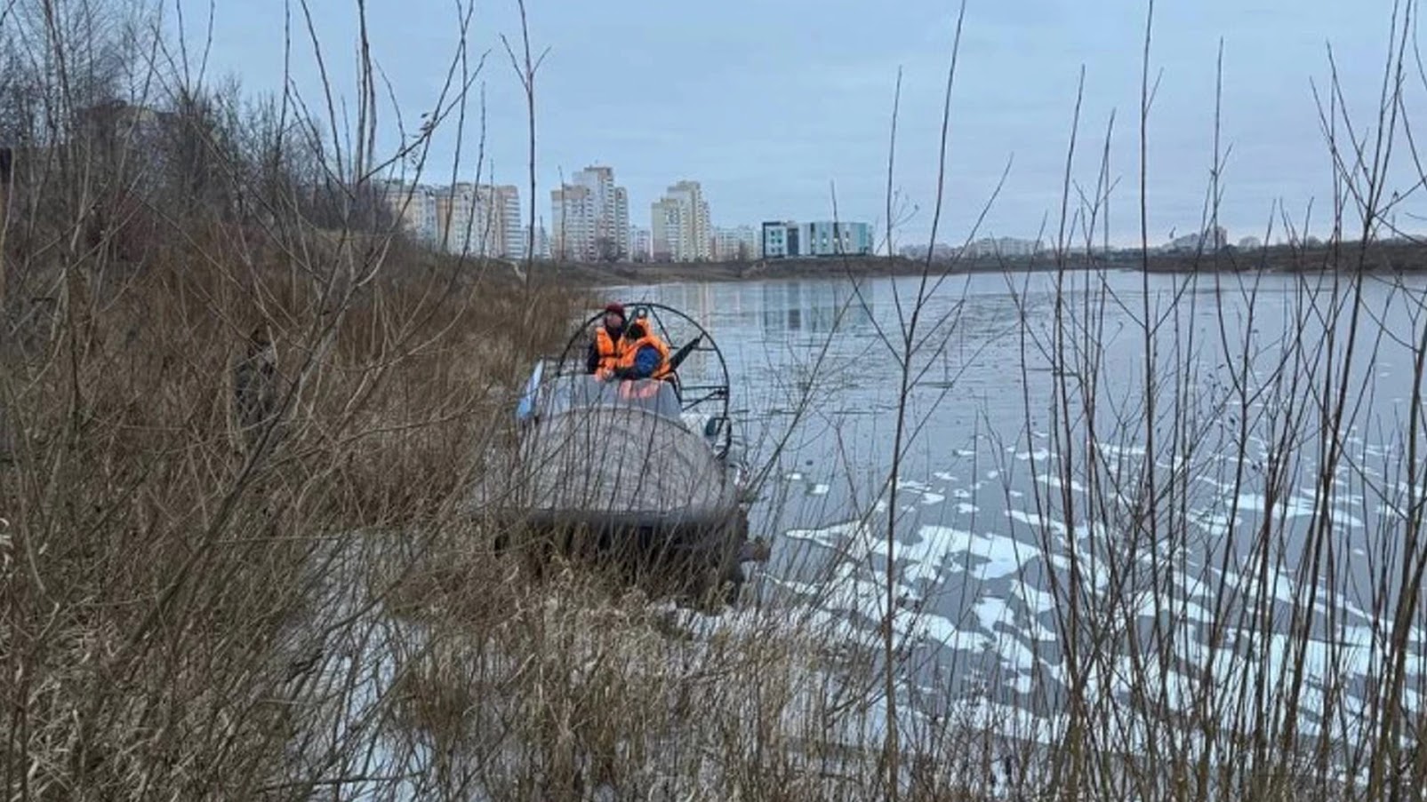 Аэралодка «Піранья» ламае кромку тонкага льда на заліве ў Магілёве