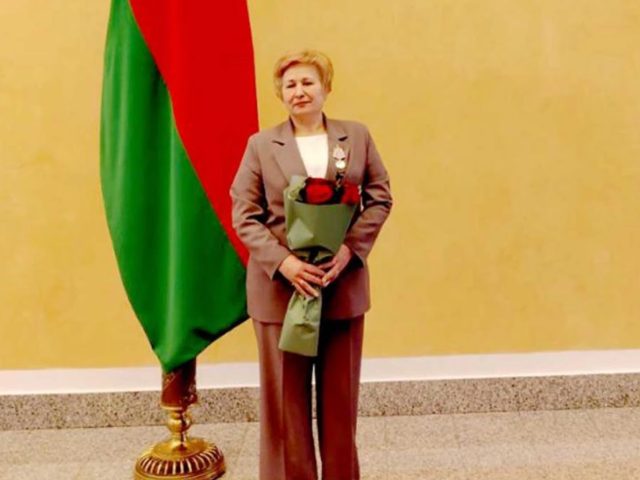 За значны ўнёсак. Клімавіцкую чыноўніцу ўзнагародзілі медалём