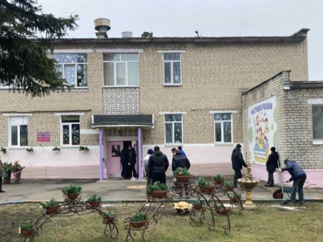 Магілёўскіх беспрацоўных прымусілі прыбіраць тэрыторыю дзіцячага садка
