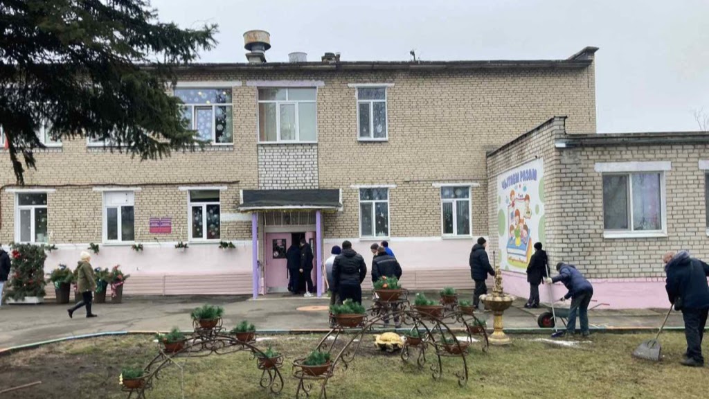 Магілёўскіх беспрацоўных прымусілі прыбіраць тэрыторыю дзіцячага садка