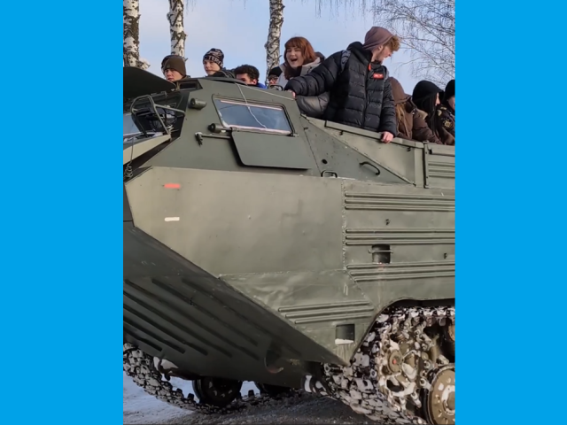 Могилевский аттракцион: опасное катание на военном транспортере