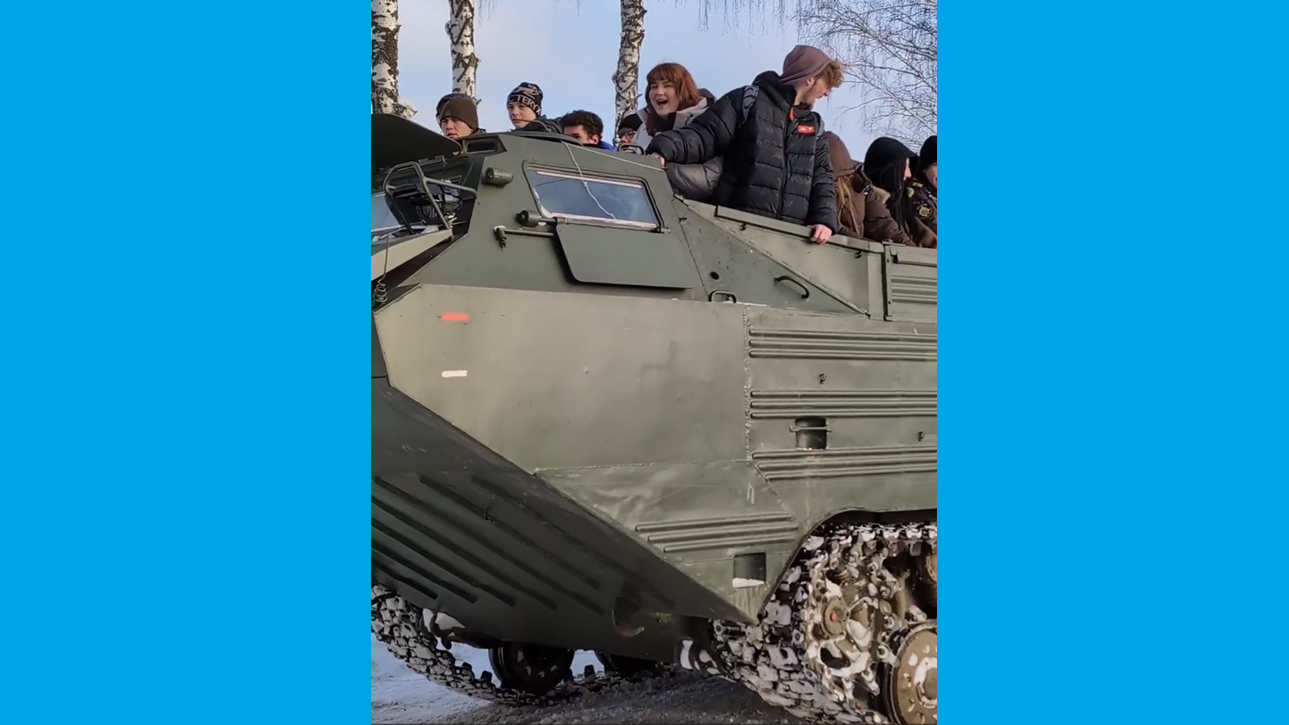 Могилевский аттракцион: опасное катание на военном транспортере