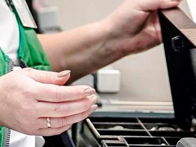Продавщица в Чаусском районе воровала из магазина деньги и продукты ради ставок