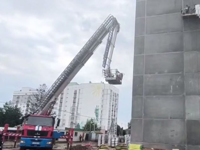 У Бабруйску эвакуіравалі будаўнікоў, якія захраслі на вышыні 19 метраў