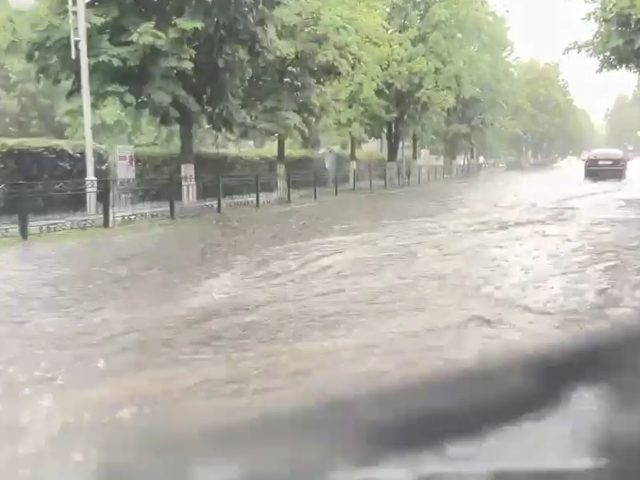 Паўтарагадзінны лівень затапіў вуліцы Бабруйска