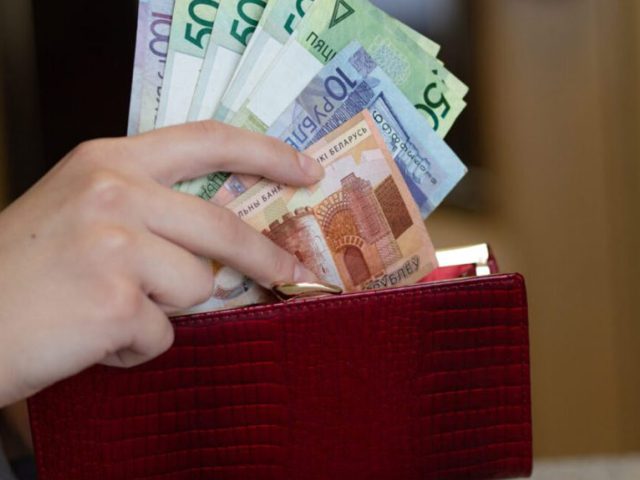 Супрацоўніцы магілёўскага прадпрыемства недаплацілі больш за 9 тысяч рублёў