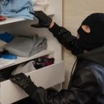 Бабруйчанін прыглядаў за кватэрай пенсіянеркі і абрабаваў яе