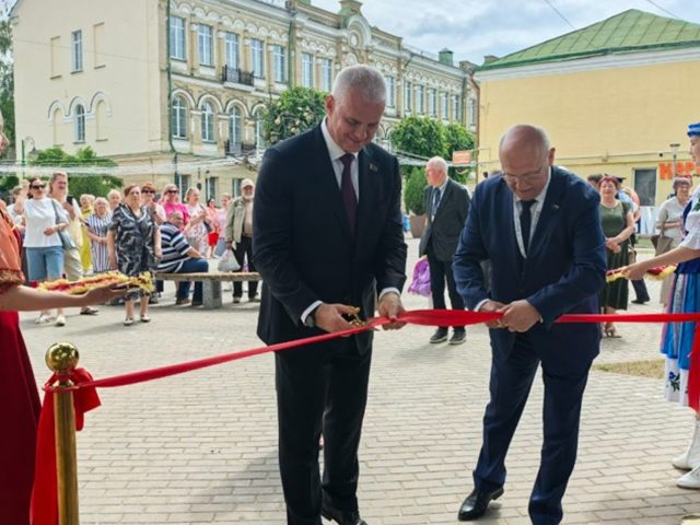 «Мэр» Магілёва не паспявае адкрываць помнікі расійскім пабрацімам – сяброўства накаляецца