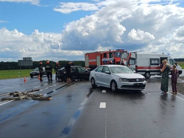На трасе Крычаў – Бабруйск сутыкнуліся Volkswagen і Renault, пацярпелі 75-гадовая пасажырка і 4-гадовая дзяўчынка