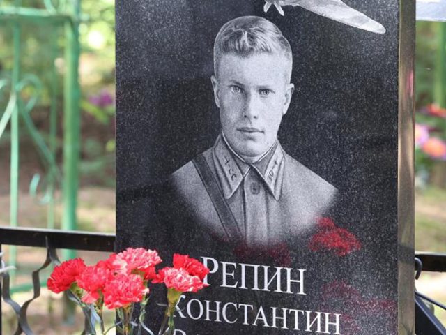85 гадоў чакання: праўнукі лётчыка, які загінуў у 1941-м на Быхаўшчыне, упершыню пабывалі на яго магіле