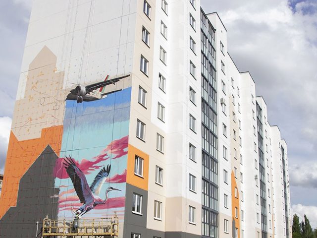 У Магілёве на фасадзе новабудоўлі «Авіятар» з’яўляюцца муралы з адсылкай да гісторыі месца