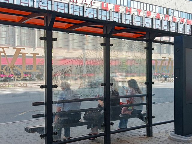 Каля магілёўскага ЦУМа з’явілася электроннае табло – прыпынак стане «разумным»