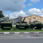 Касцюковічы перад кніжным святам: сезонная кампанія і танкі каля музея пісьменнікаў