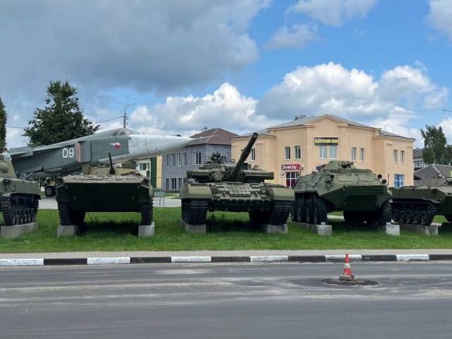 Касцюковічы перад кніжным святам: сезонная кампанія і танкі каля музея пісьменнікаў